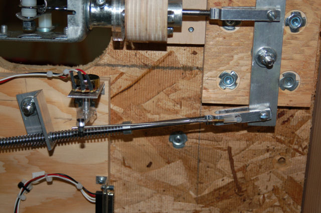 Roll axis centering mechanism and pot connection